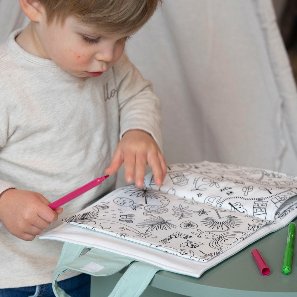 enfant qui colorie mallette de coloriage