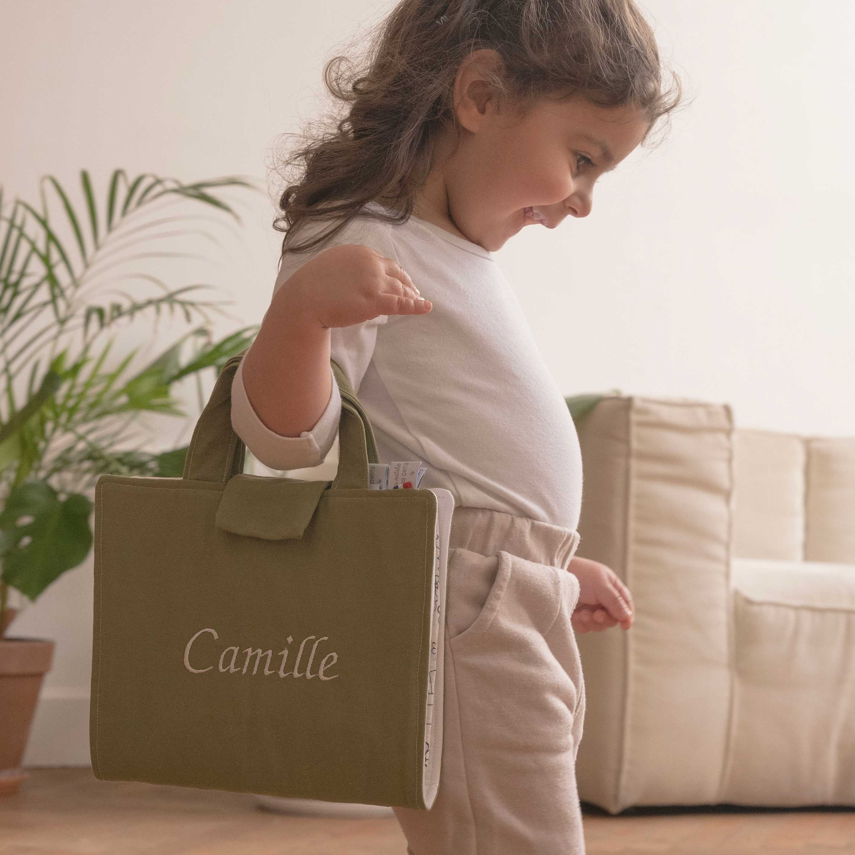 enfant qui marche avec mallette de coloriage la nature des petits