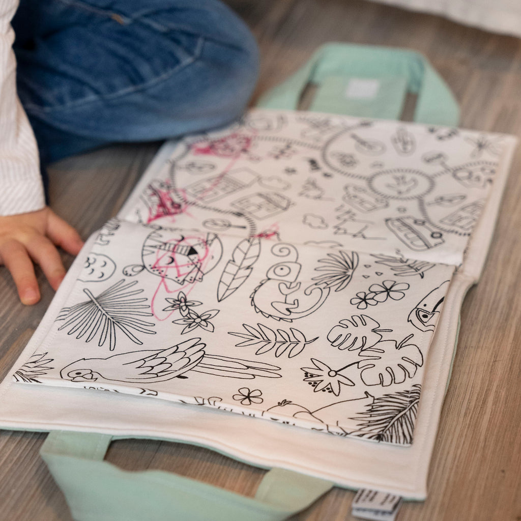 enfant qui colorie mallette de coloriage la nature des petits