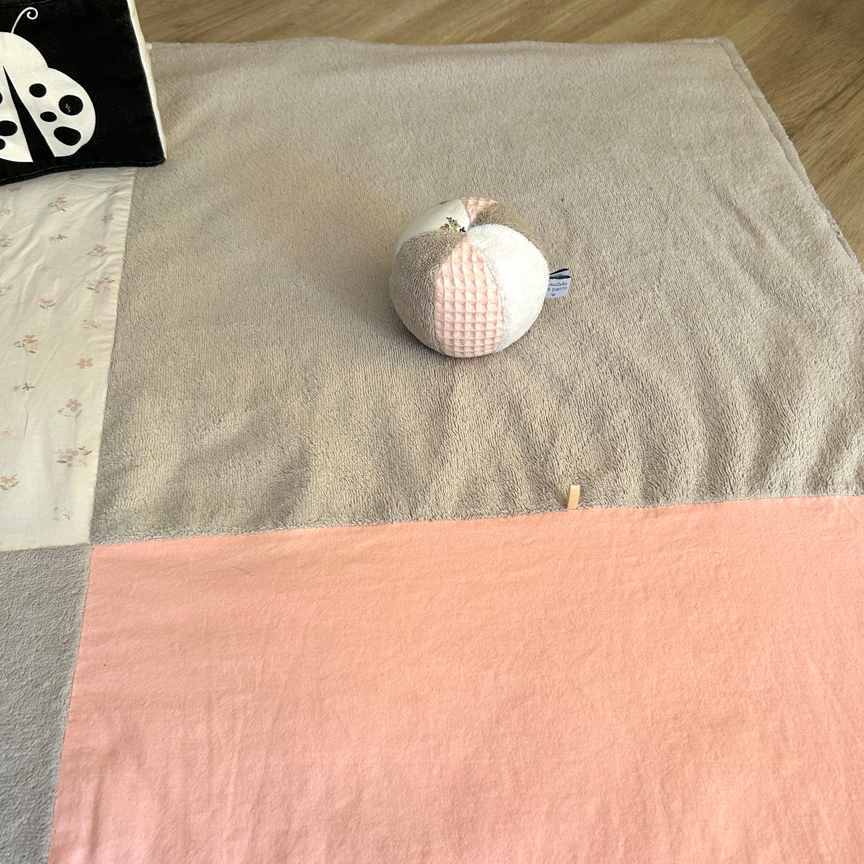 Tapis d’éveil nomade et évolutif – Fleurs/pêche