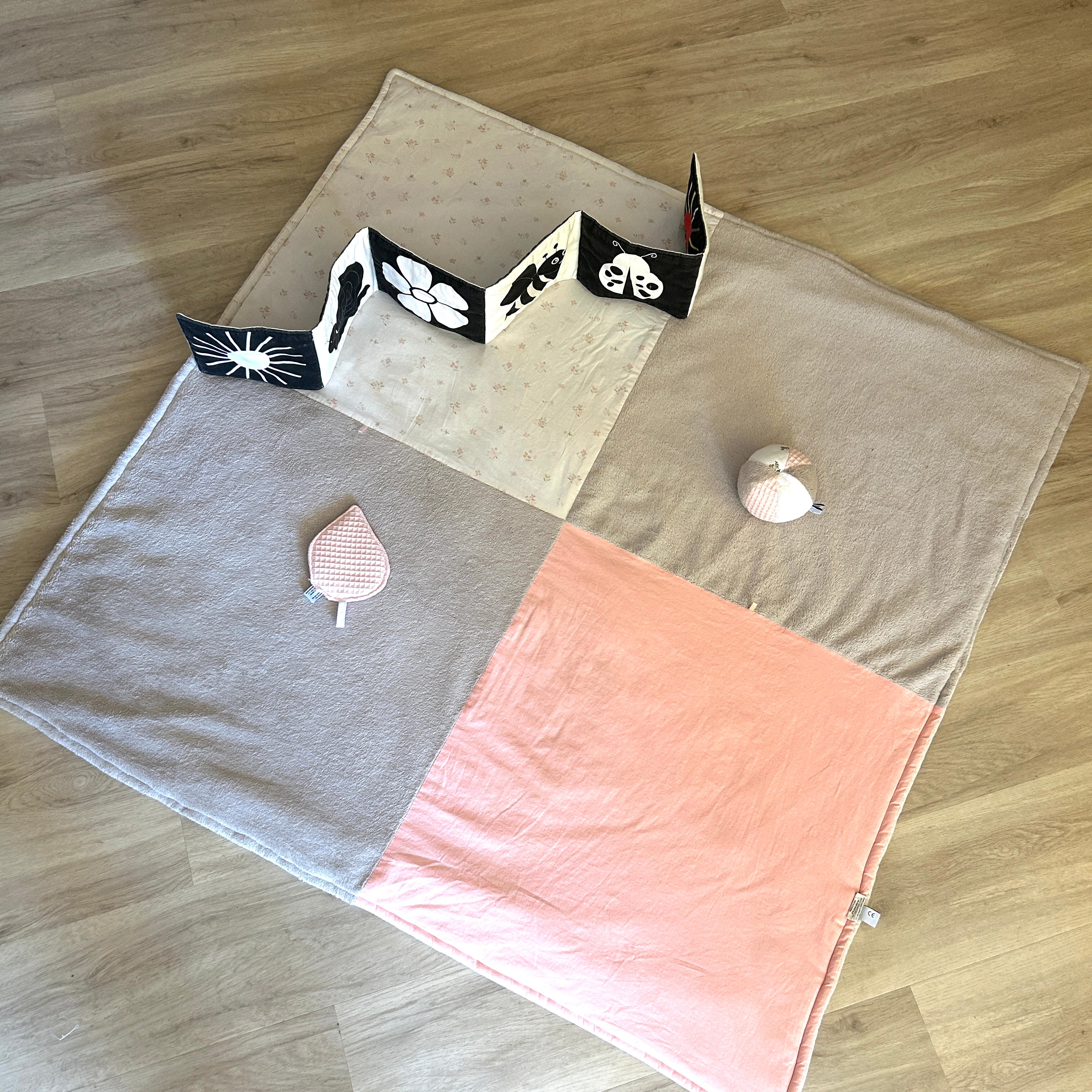 Tapis d’éveil nomade et évolutif – Fleurs/pêche