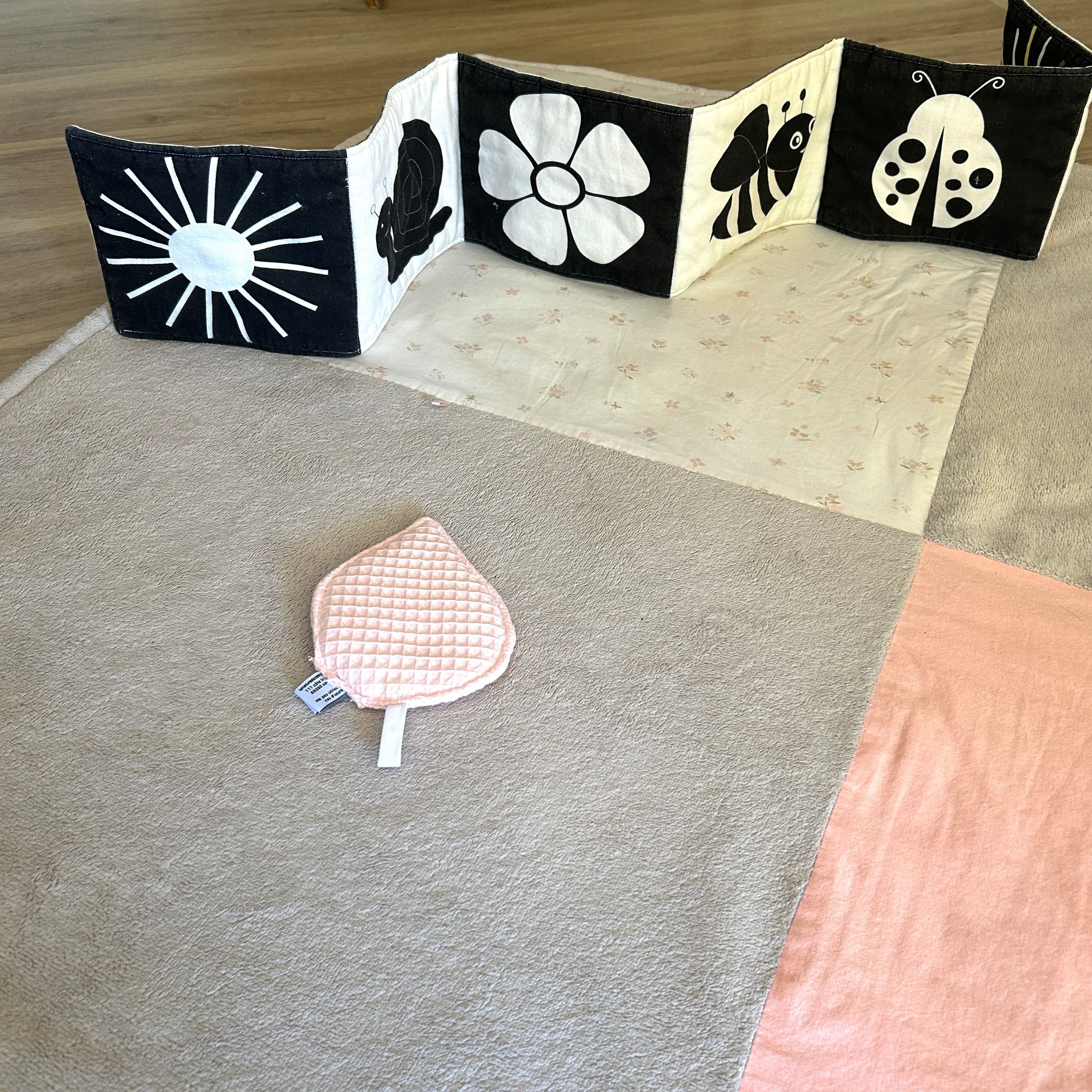 Tapis d’éveil nomade et évolutif – Fleurs/pêche