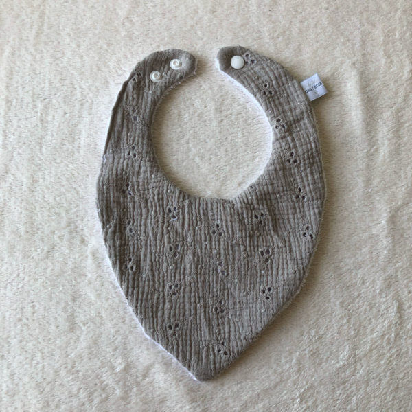 bavoir-bandana-bebe-eponge-gris-broderie-cadeaux