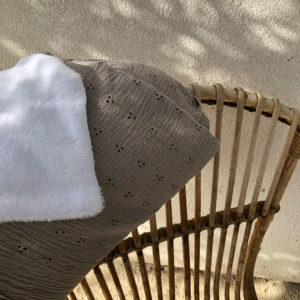 couverture-broderie-gris-bebe